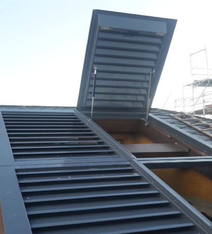 Wetterschutzgitter mit Wartungsklappe Wetterschutzgitter mit Wartungsklappe